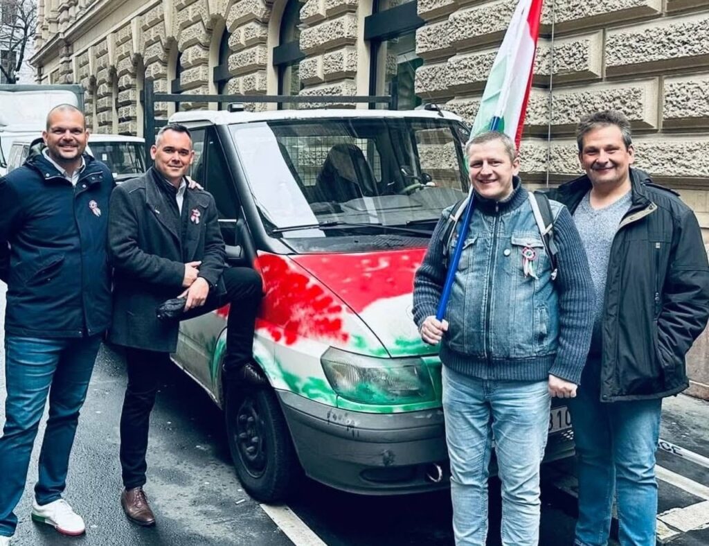 Ricsi a kampánybusz