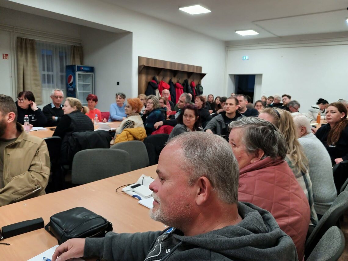 Tisza párt delegált szavazatszámlálóinak oktatása