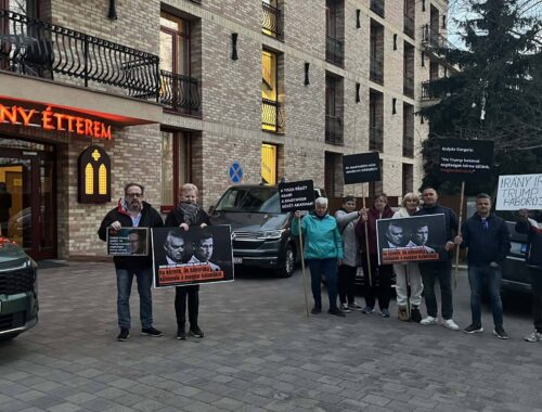 Tüntetés a Kapitány Hotel előtt